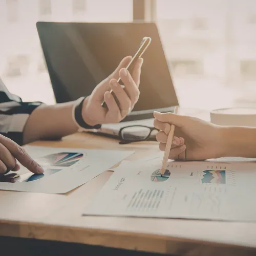 Postazione di lavoro condivisa con progetti e dispositivi