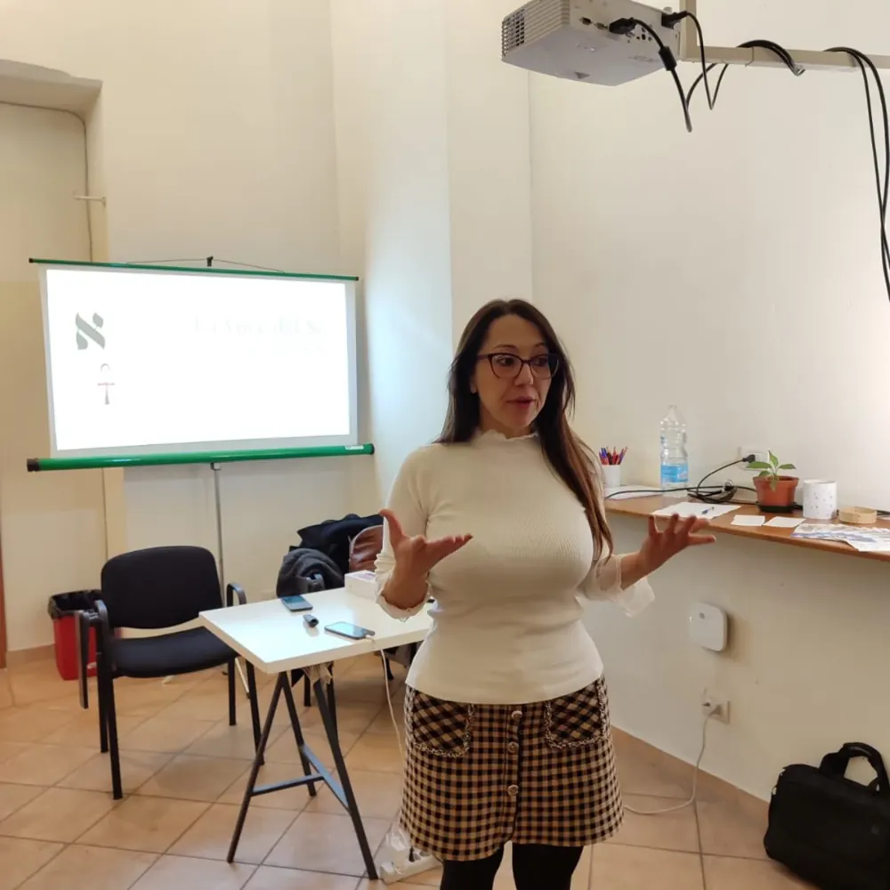 Cinzia Cerbino conduce un incontro di formazione in aula