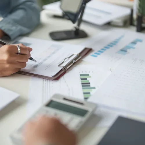 Scrivania con grafici, appunti e strumenti di analisi di progetto